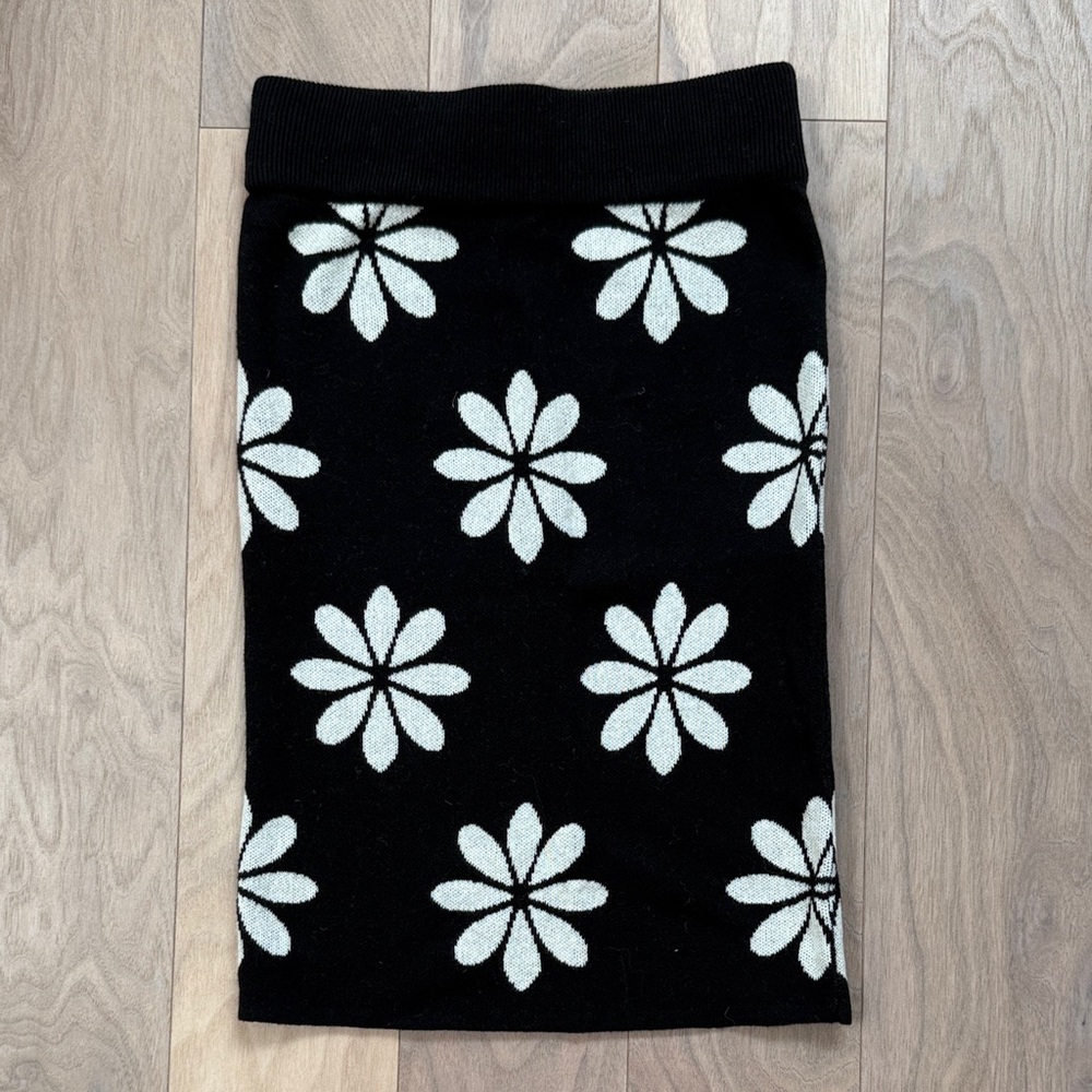 Chic Black and White Floral Pencil Skirt
